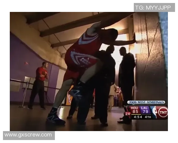 姚明与布拉的巅峰对决：篮球场上的传奇时刻与荣耀之战