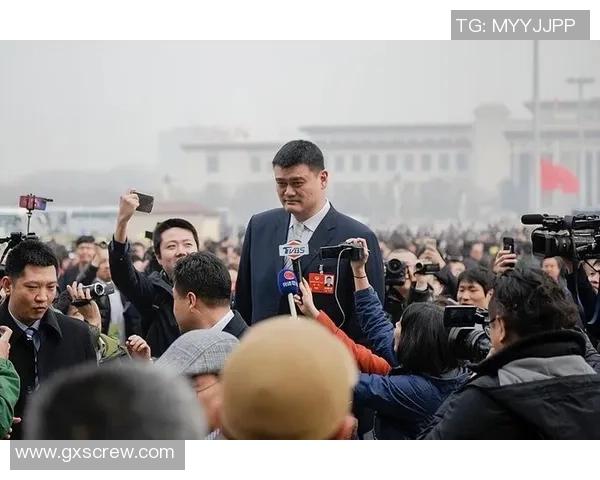 姚明乘坐公共巴士的奇遇记与城市生活的点滴感悟